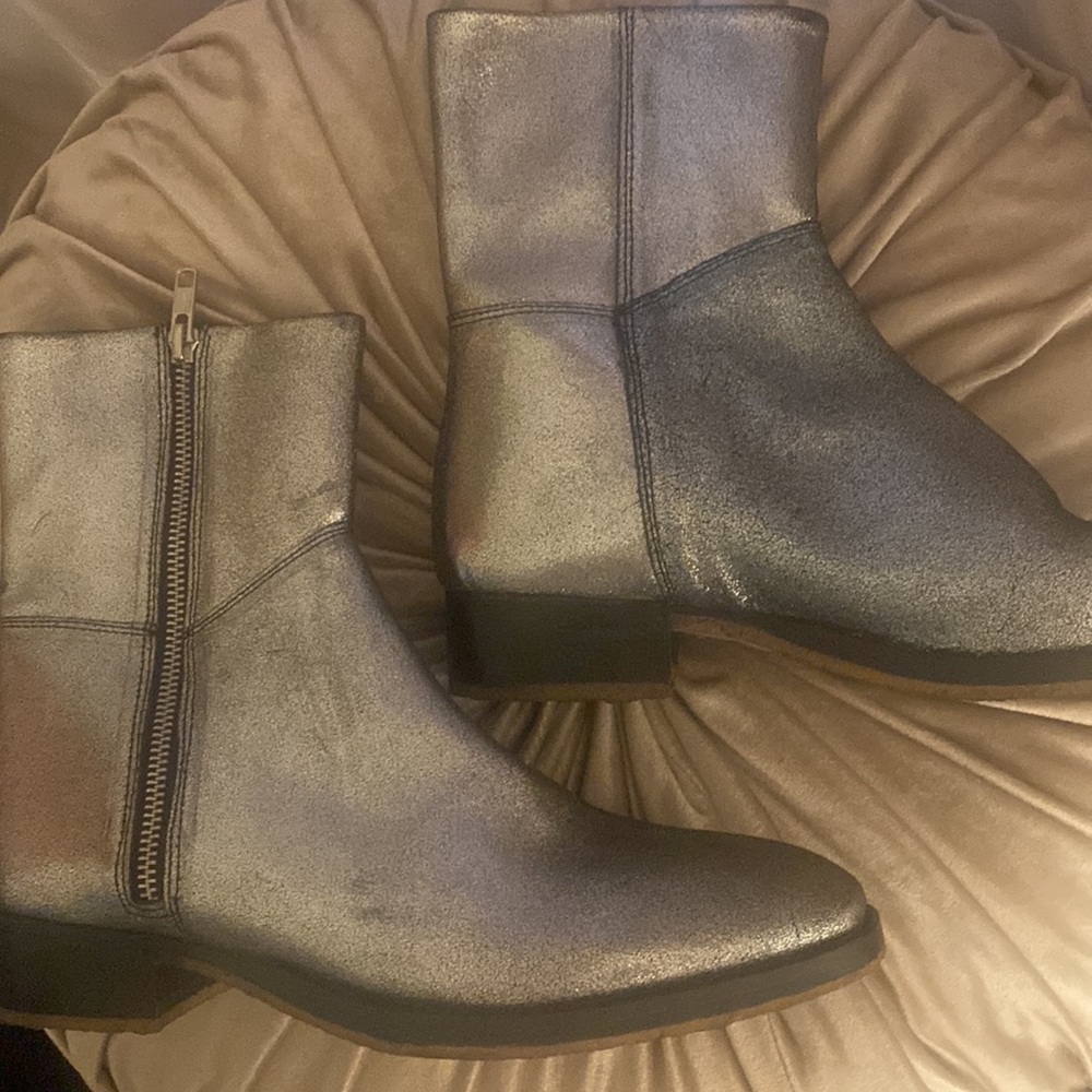 FREE PEOPLE Luna Womens Leather Ankle Zipper Boots metallic size 8 Silver 🎀 New - Picture 2 of 10